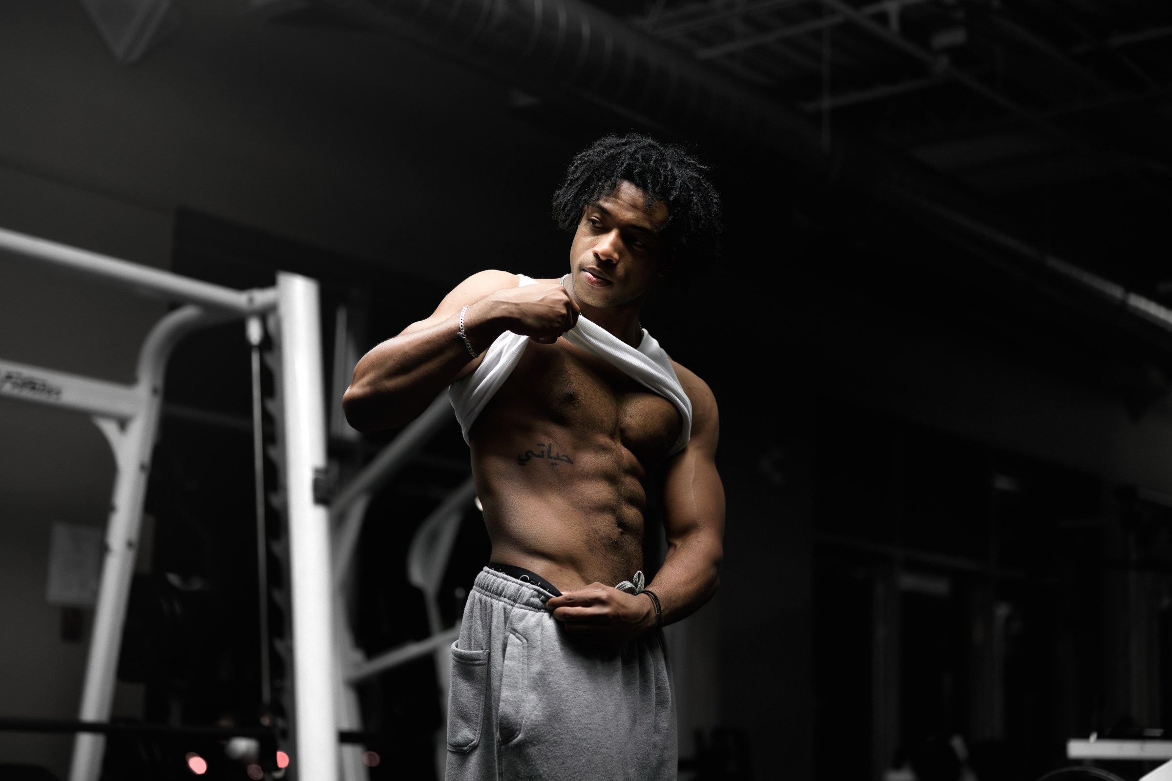 Powerful environmental portrait of an athlete in the gym